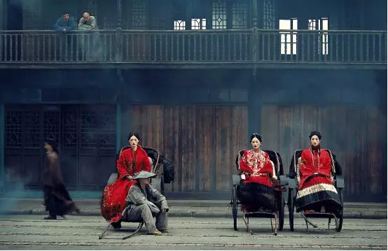 鏡頭前的花開花落，要等